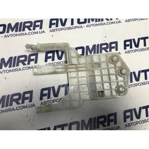 Кронштейн замка задньої лівої дверки Hyundai i30 HB 2007-2012 834952R000